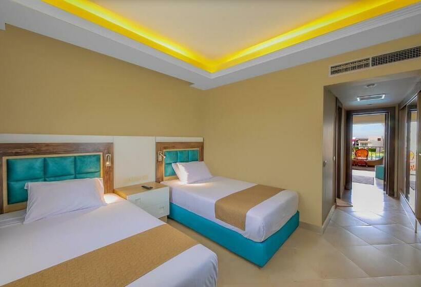 اتاق خانوادگی, Titanic Resort & Aqua Park