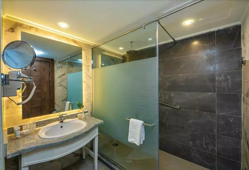 اتاق استاندارد سه نفره, Titanic Resort & Aqua Park