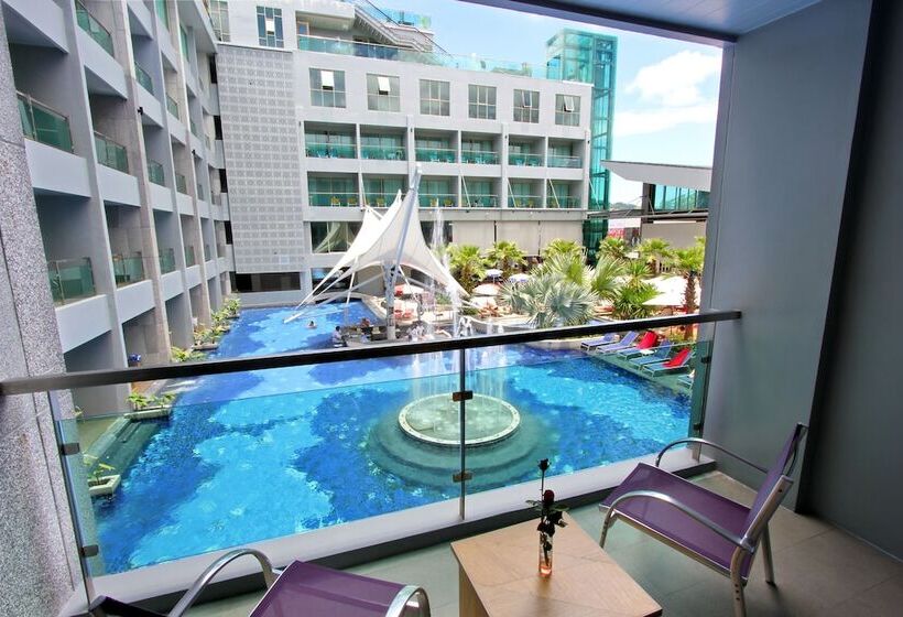 Номер Deluxe Вид на Бассейн, The Kee Resort & Spa