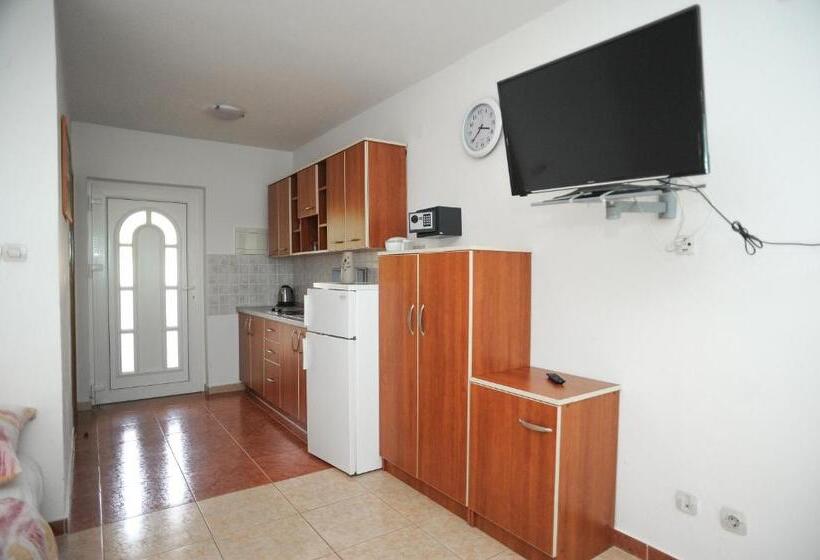 דירת חדר עם נוף לים ומרפסת, Apartmani Vila Caska