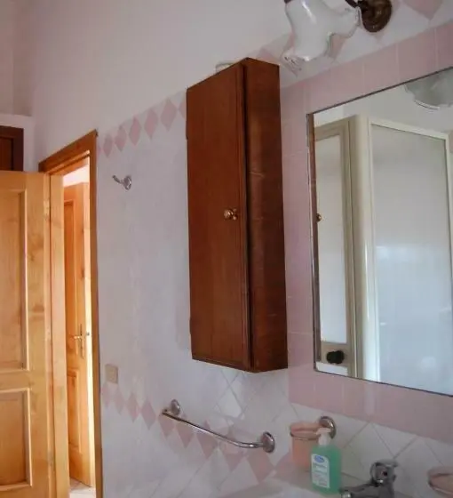 اتاق استاندارد سه نفره, Cinisi 89 B&b