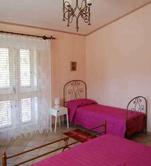 اتاق استاندارد سه نفره, Cinisi 89 B&b