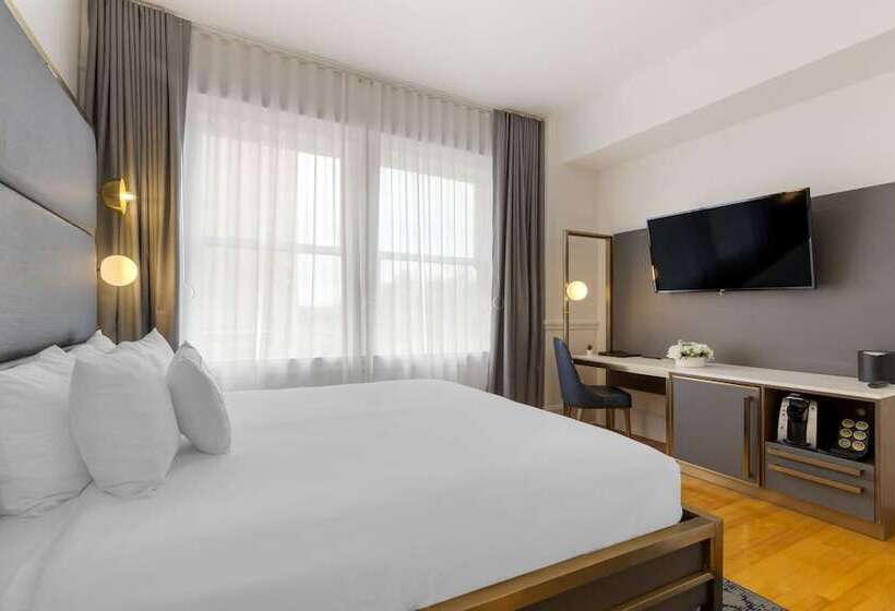 غرفة قياسية لذوى الاحتياجات الخاصة, Gibbs Downtown Riverwalk