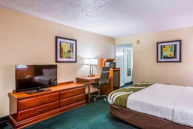 キングサイズベッドのスタンダードルーム, Quality Inn Atlanta Northeast I85