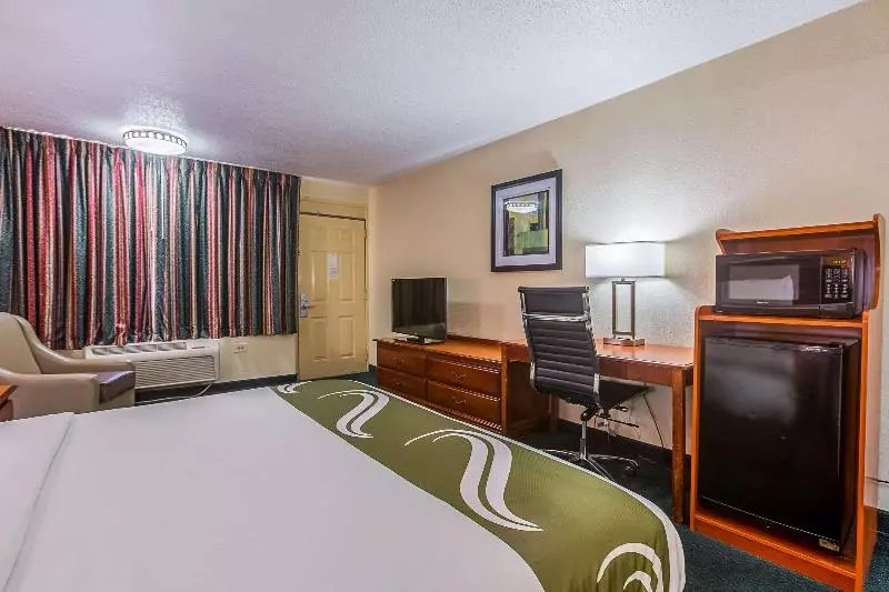 キングサイズベッドのスタンダードルーム, Quality Inn Atlanta Northeast I85