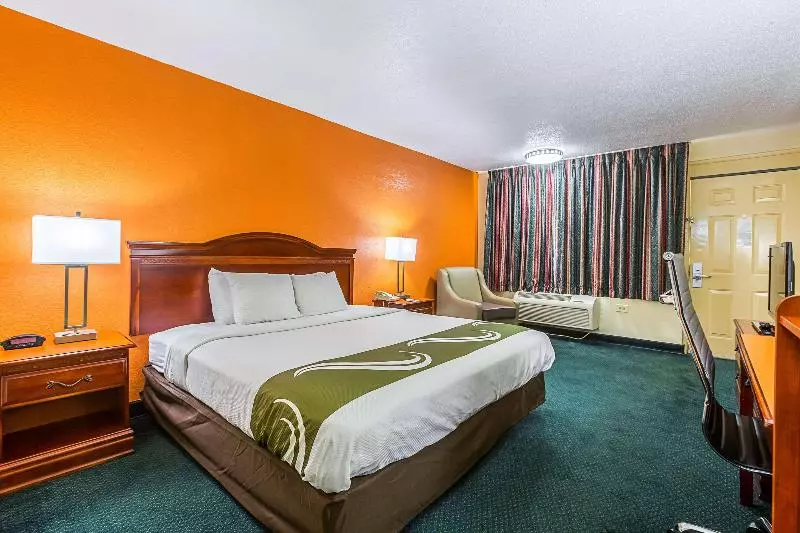 キングサイズベッドのスタンダードルーム, Quality Inn Atlanta Northeast I85
