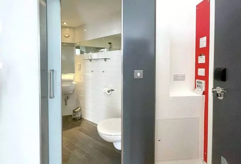اتاق استاندارد با تخت‌های تاشو, Sleeperz Hotel Cardiff