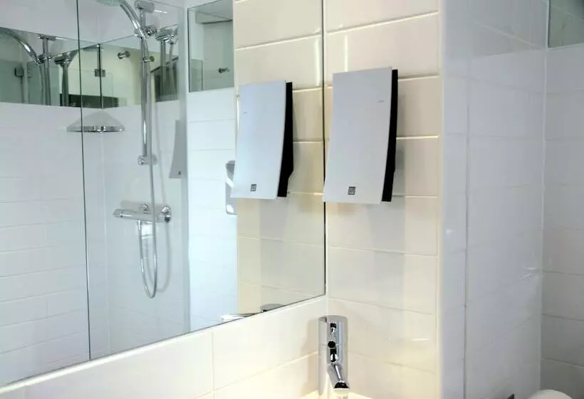 اتاق استاندارد با تخت‌های تاشو, Sleeperz Hotel Cardiff