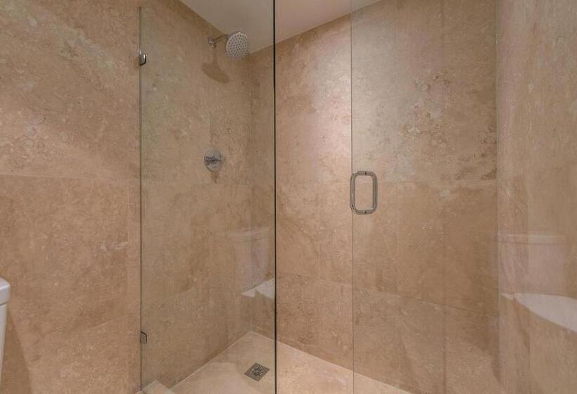 דירת שני חדרים, 1  Penthouse 2 Story Beachfront