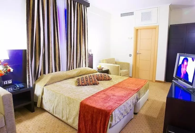 Perhehuone, Hanioti Grandotel