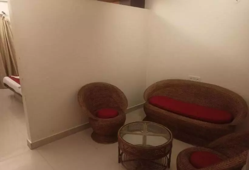 سوییت, Golden Residency, Gandhi Nagar Bangalore