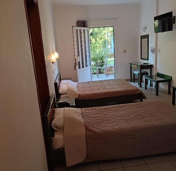 חדר סטנדרט לשלושה עם נוף לגינה, Kyriaki