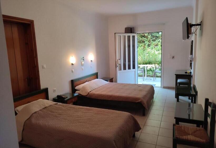 חדר סטנדרט לשלושה עם נוף לגינה, Kyriaki