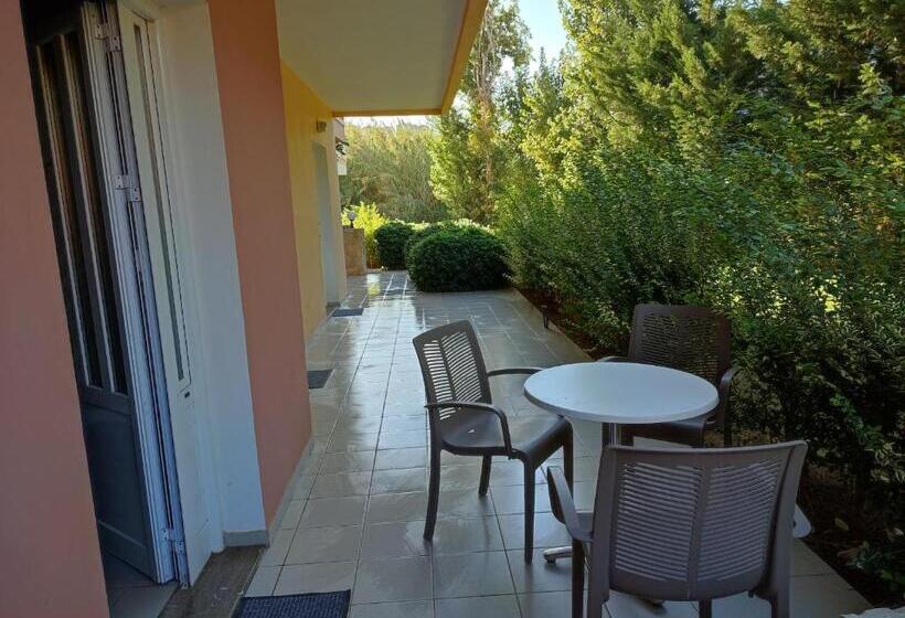 חדר סטנדרט לשלושה עם נוף לגינה, Kyriaki