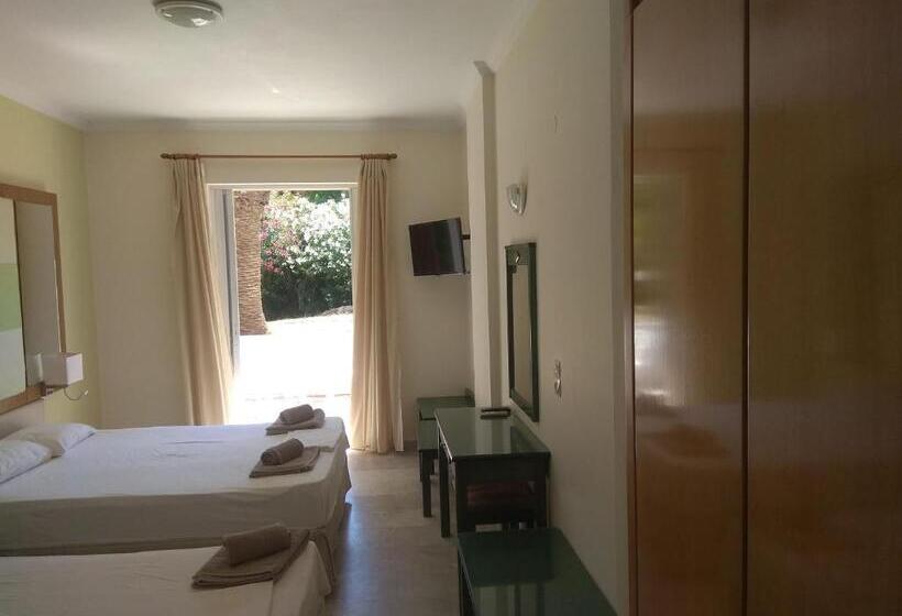 חדר סטנדרט לשלושה עם נוף לגינה, Kyriaki