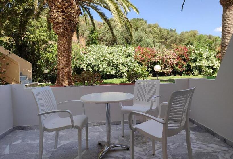 חדר סטנדרט לשלושה עם נוף לגינה, Kyriaki