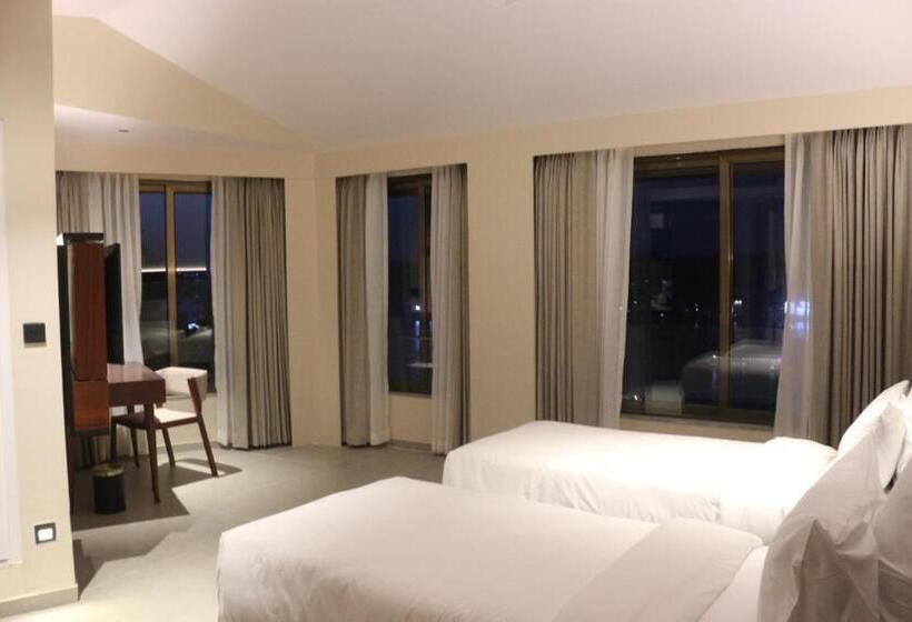 غرفة بريميوم مطلة على النهر, The Crown Goa