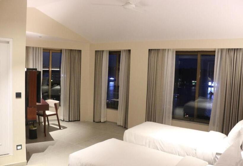 غرفة بريميوم مطلة على النهر, The Crown Goa