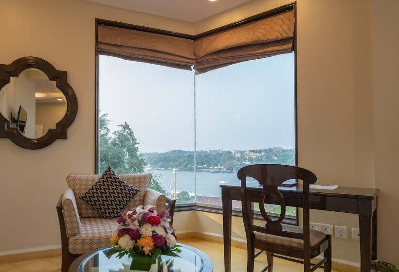 غرفة سوبيريور مطلّة علي النهر, The Crown Goa
