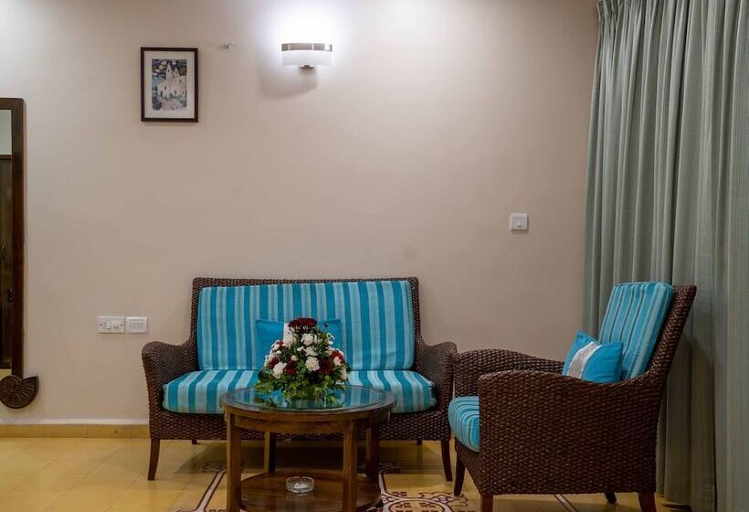 غرفة تنفيذية, The Crown Goa