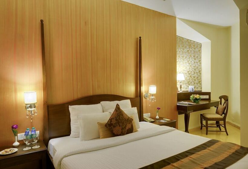 جناح جونيور, The Crown Goa