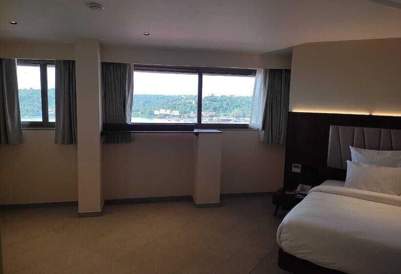 غرفة بريميوم, The Crown Goa