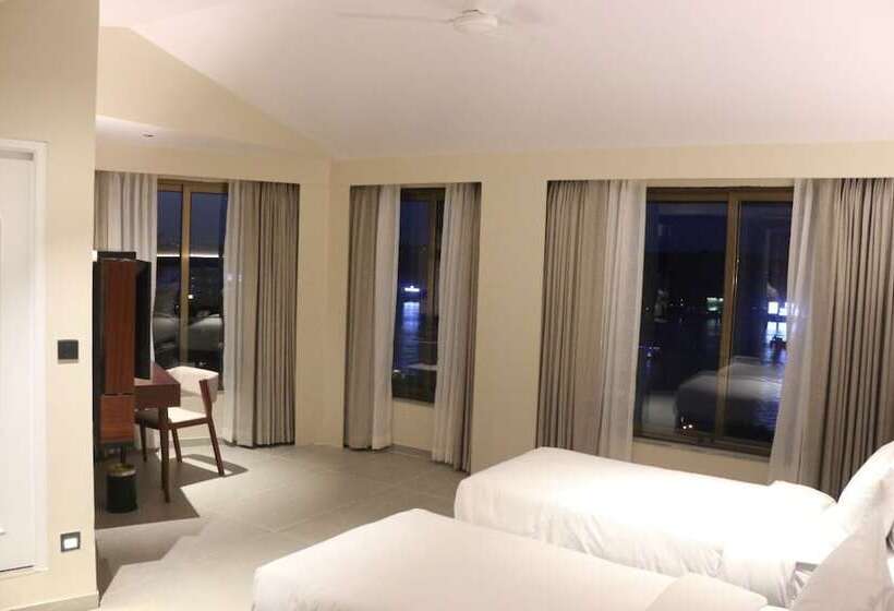 غرفة بريميوم, The Crown Goa