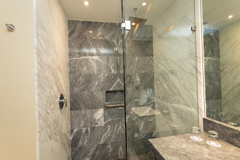 غرفة سوبيريور مطلّة علي النهر, The Crown Goa