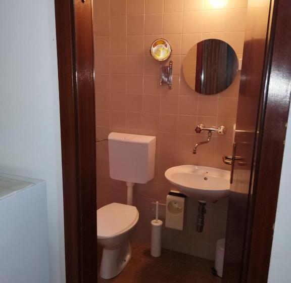 اتاق استاندارد سه نفره, Studios Annie