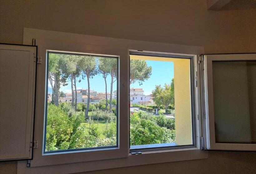 Pokój Deluxe Trzyosobowy, Civico 33