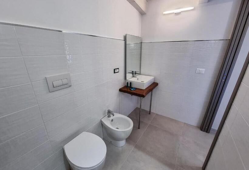 Pokój Deluxe Trzyosobowy, Civico 33