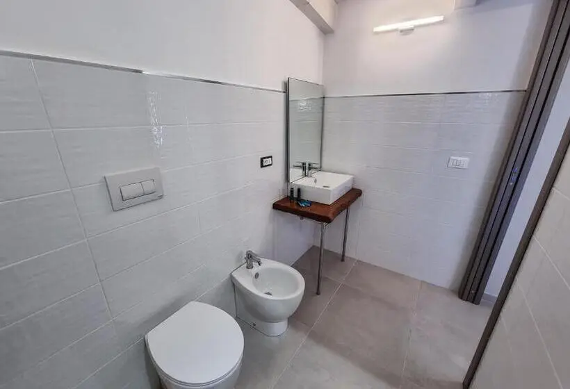Deluxe Kolmen Hengen Huone, Civico 33