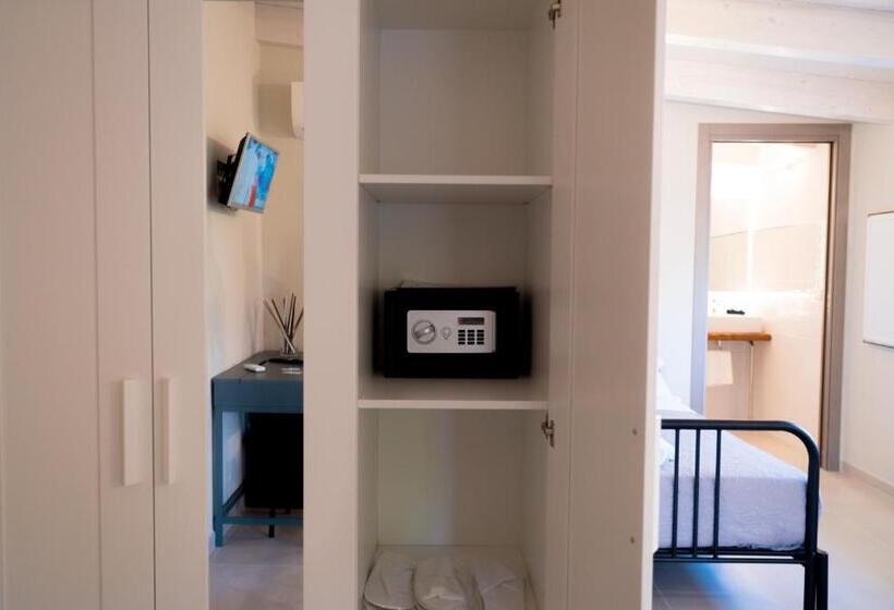 Pokój Deluxe, Civico 33