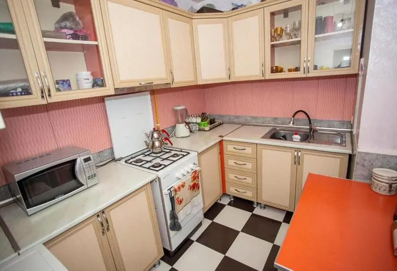 اتاق اکونومی, Hostel California