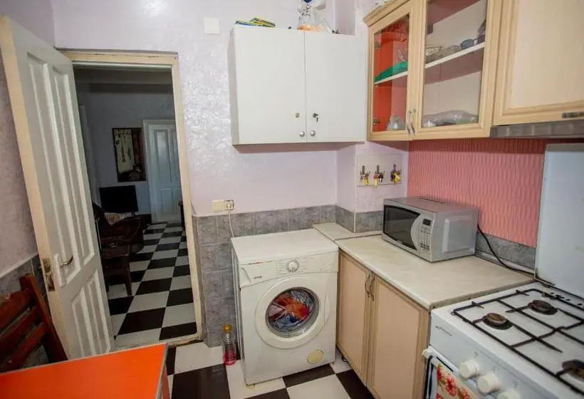 اتاق اکونومی, Hostel California