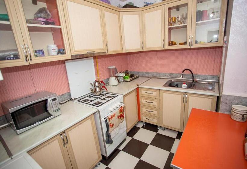 تختخواب در اتاق مشترک, Hostel California
