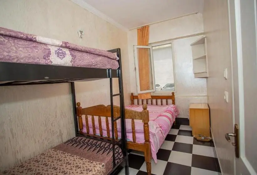 اتاق خانوادگی, Hostel California