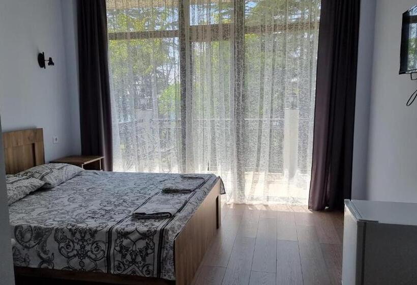 اتاق استاندارد با بالکن و چشمانداز دریا, French