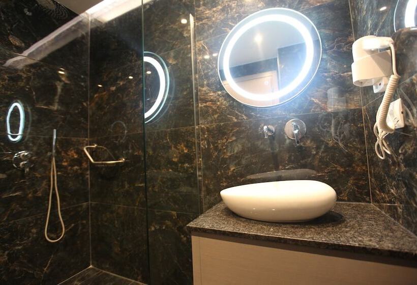 חדר סטנדרט לשלושה, Mare 2