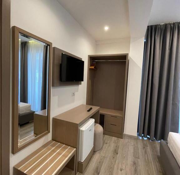 חדר סטנדרט לשלושה, Mare 2