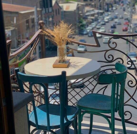 발코니가 있는 스위트, Menua