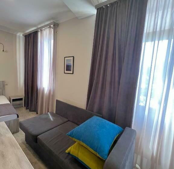 주니어 스위트 발코니, Menua