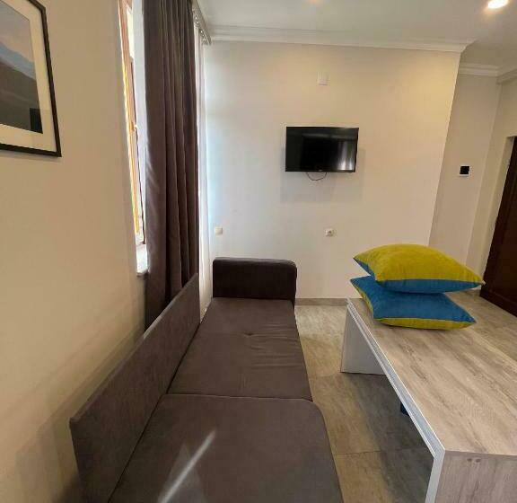 주니어 스위트 발코니, Menua