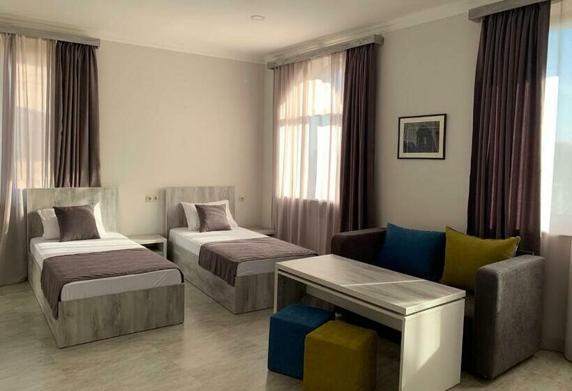 주니어 스위트 발코니, Menua