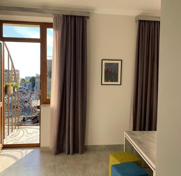 발코니가 있는 스위트, Menua