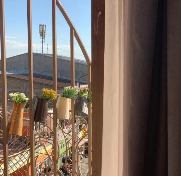 발코니가 있는 스위트, Menua