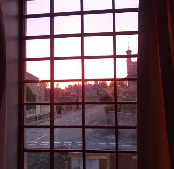 דירת שני חדרים, Kilmorie House