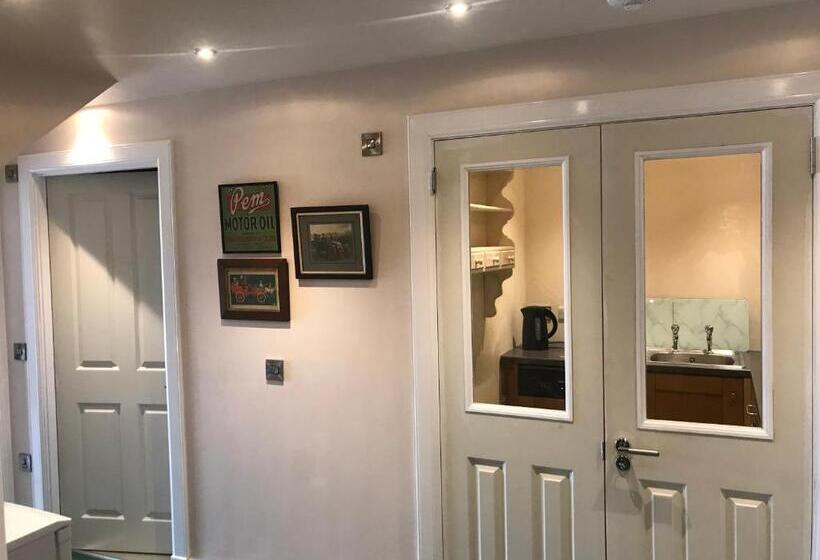 דירת שני חדרים, Kilmorie House