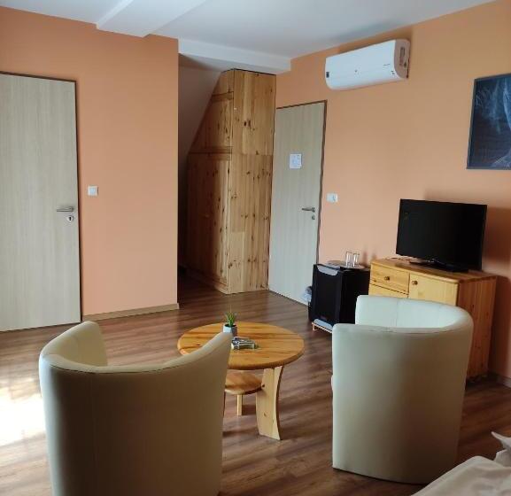 Номер Стандарт с Балконом, Miklós Fogadó és étterem