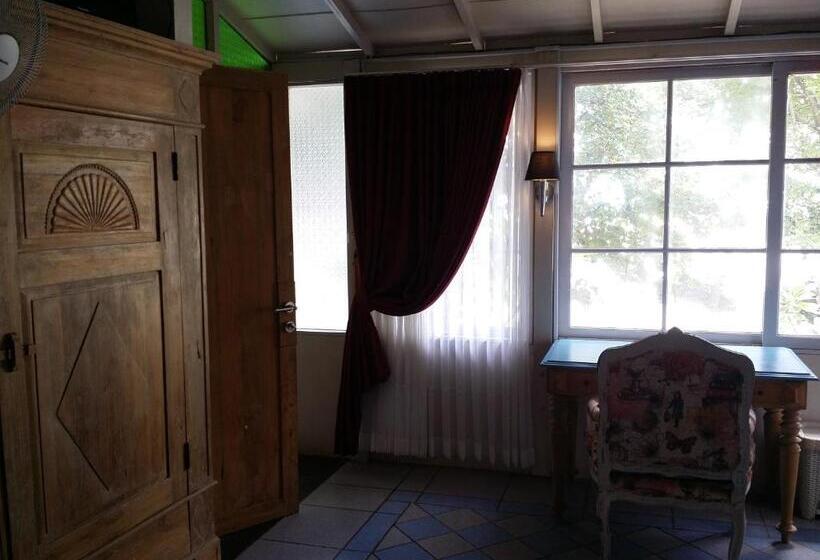 Tengerre Néző Deluxe Szoba, Villa Isabella Putri B&b